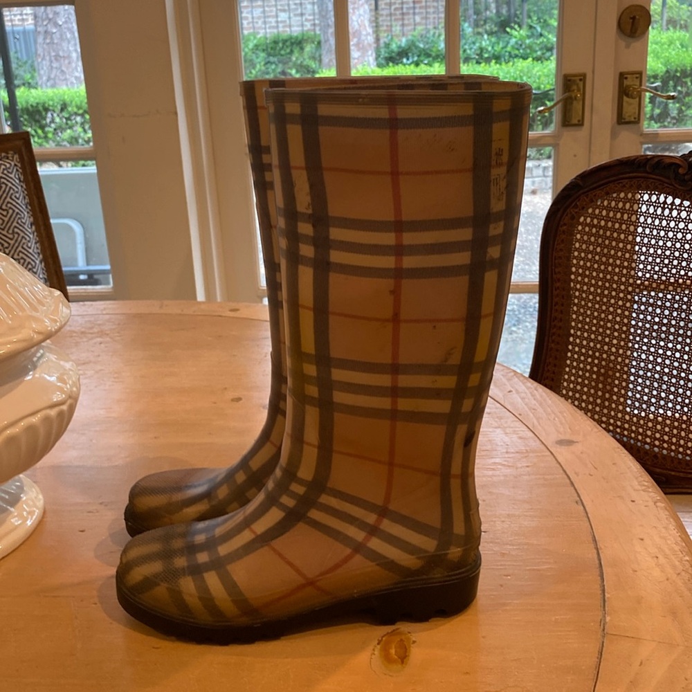 Burberry rain boots size 37